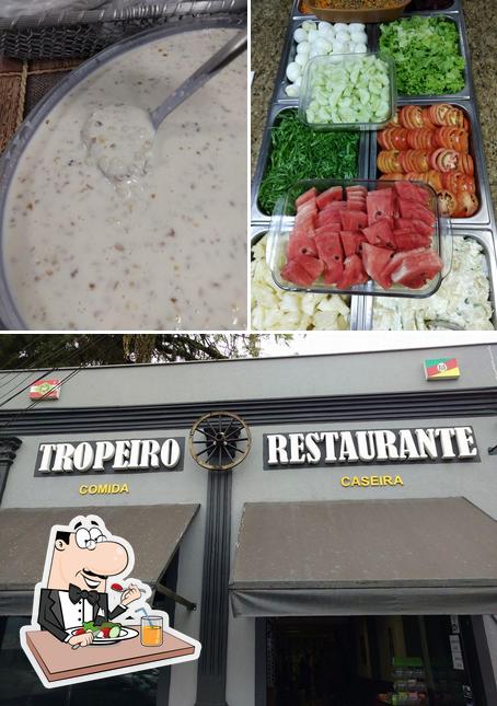 A comida e exterior do restaurante