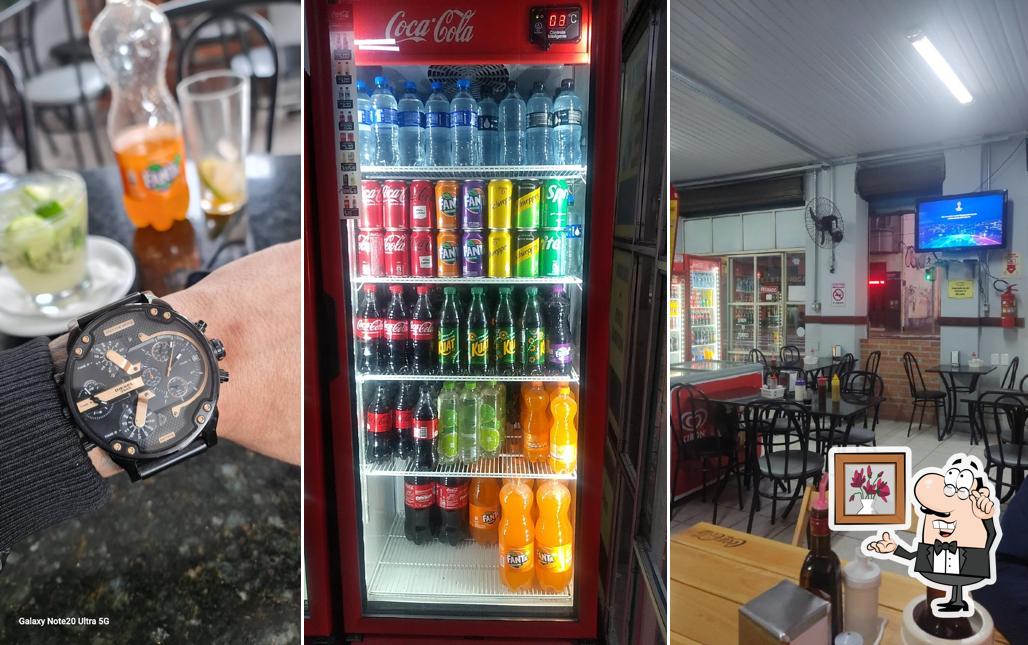 Sente em uma das mesas no Esquina Lanches