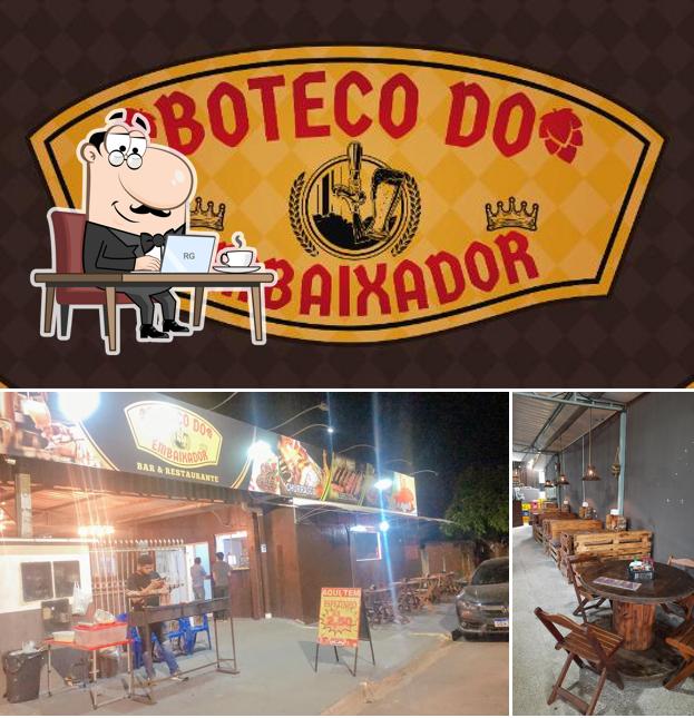Sente em uma das mesas no Boteco Do Embaixador