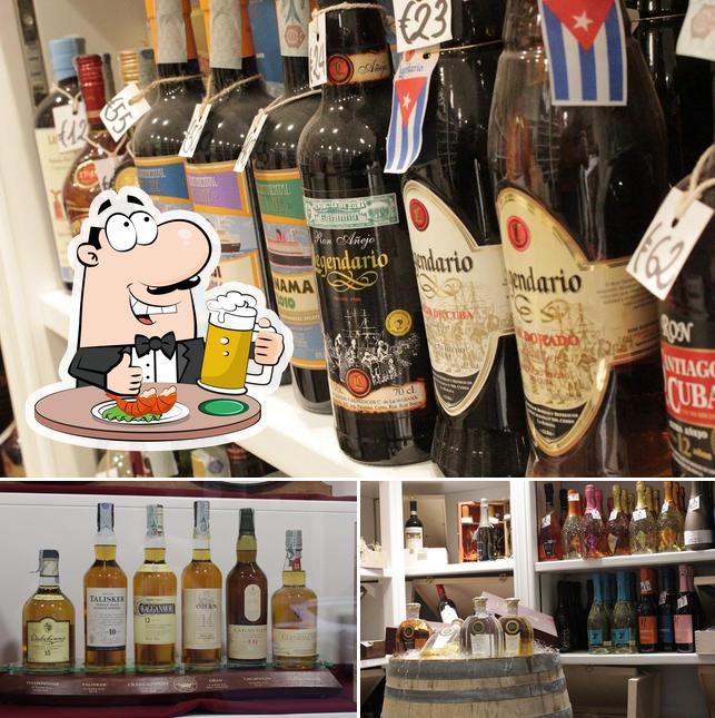 Puoi ordinare un rinfrescante bicchiere di birra chiara o scura