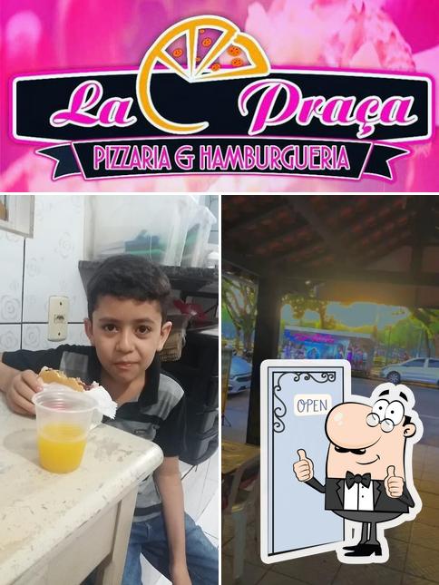 Look at this picture of Pizzaria La Praça