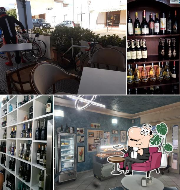 Siediti a un tavolo di Bar Blu Day