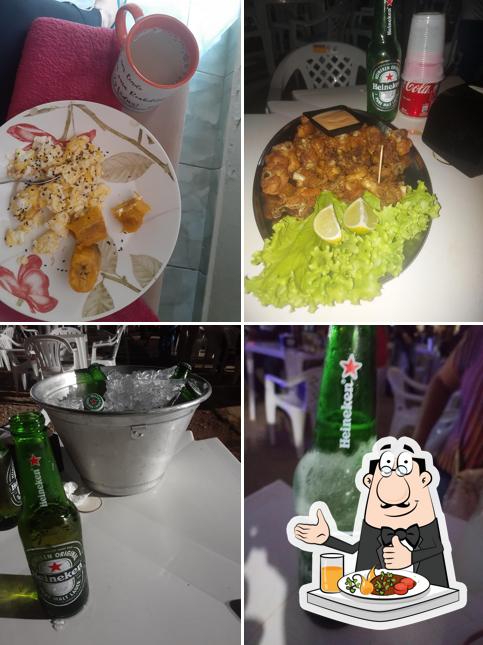 A imagem do Kart Bar’s comida e bebida