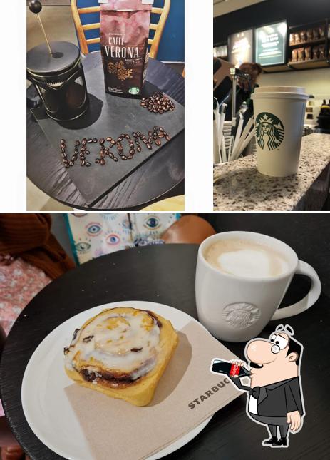 Это фотография, где изображены напитки и еда в Starbucks Coffee