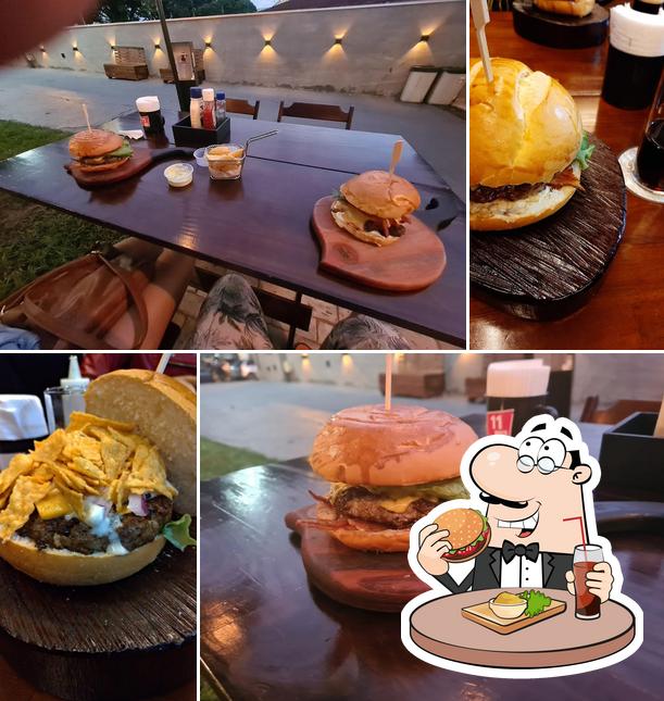 Delicie-se com um hambúrguer no Rock Burger Hamburgueria artesanal