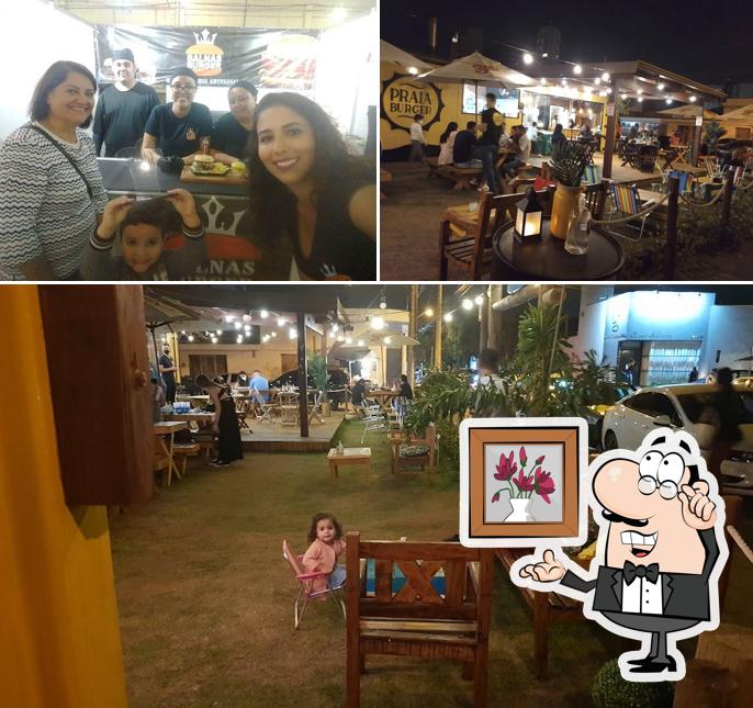 Sente em uma das mesas no Praia Burger