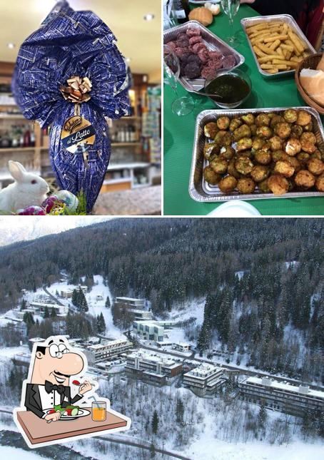 La immagine della cibo e esterno di Bar Terminal