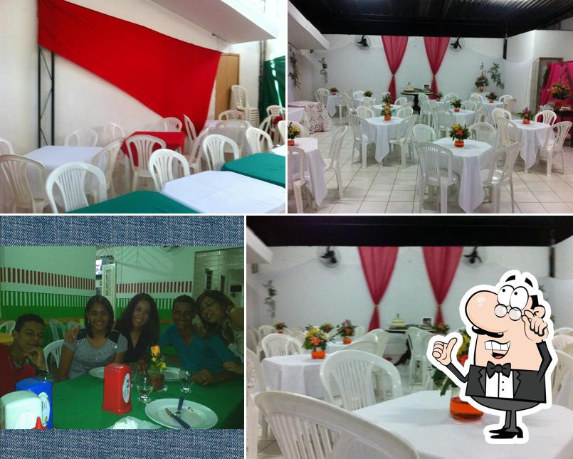 Sente em uma das mesas no Tenda's Pizzaria