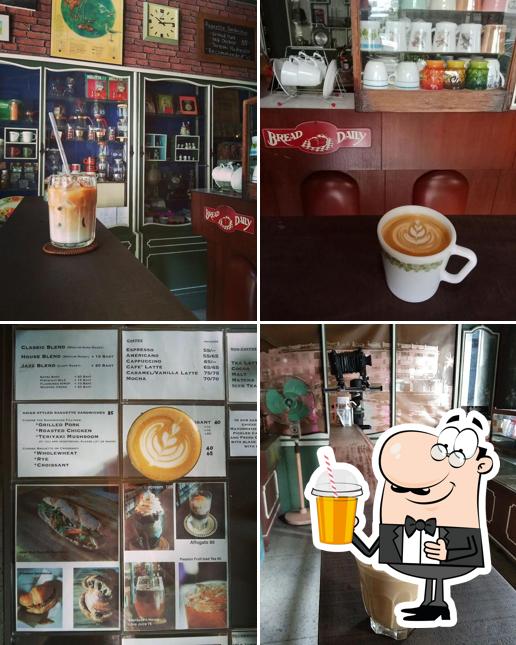 Насладитесь напитками из бара "Old Town Cafe' Bangkok"