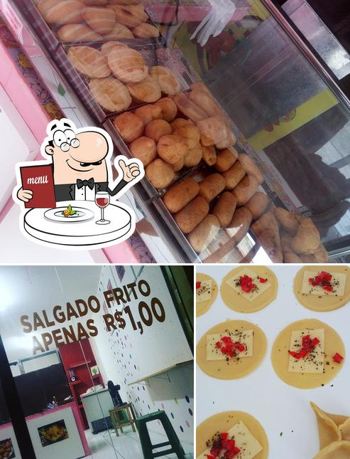 Dê uma olhada a imagem apresentando comida e interior no MR. Salgados