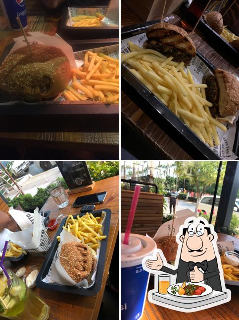Снимок, на котором видны еда и внешнее оформление в OTTOBROS Burger & More
