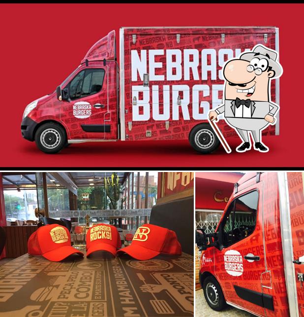 A imagem do Nebraska Burgers’s exterior e interior