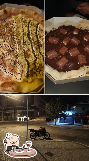 Confira a foto ilustrando comida e exterior a Pepper Pizzaria Artesanal - Pizzaria em Juiz de Fora, MG - Delivery - Massas - Casa de Vinhos - Choperia