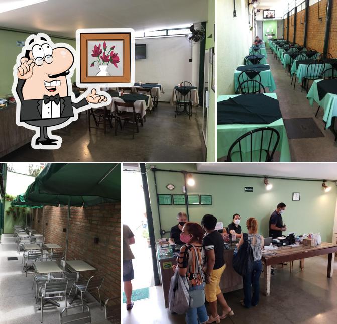 Sente em uma das mesas no Prato Sete Refeições Caseiras