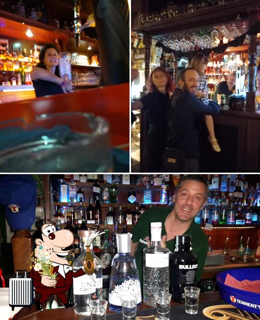 Titanic Pub serviert Alkohol