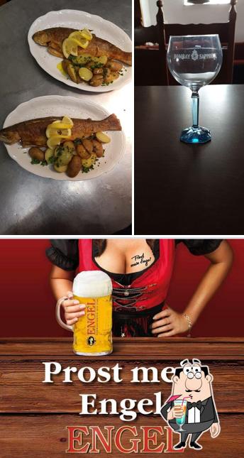 Снимок, на котором видны напитки и еда в Zur Goldenen Au