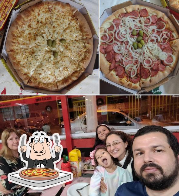No Pizzaria e Esfiharia Quixadá Mogi, você pode degustar pizza
