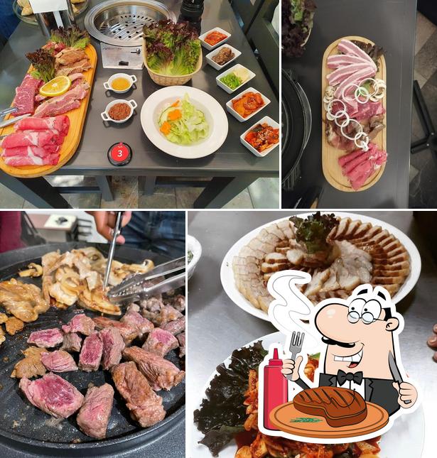 Arirang BBQ Koreano 푸에블라 한국식당 sirve platos con carne