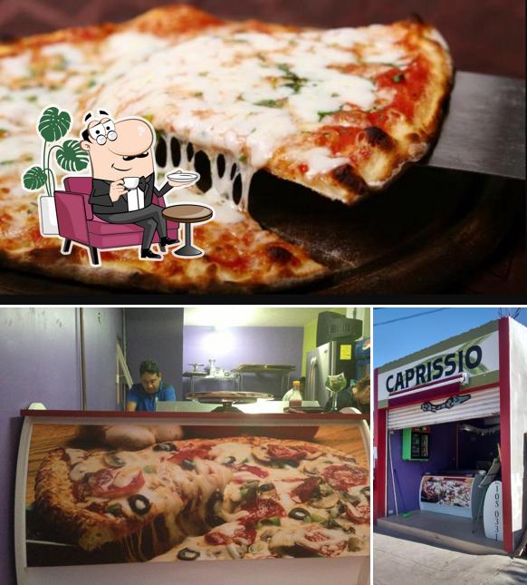 Посмотрите на эту фотографию, где видны внутреннее оформление и пицца в CAPRISSIO