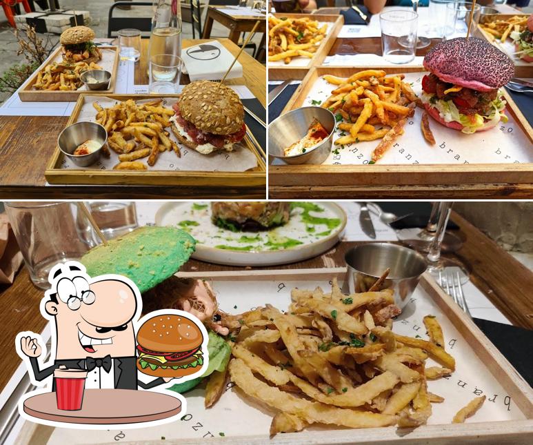 Ordina uno dei tipi di hamburger disponibili a Branzo Pisa