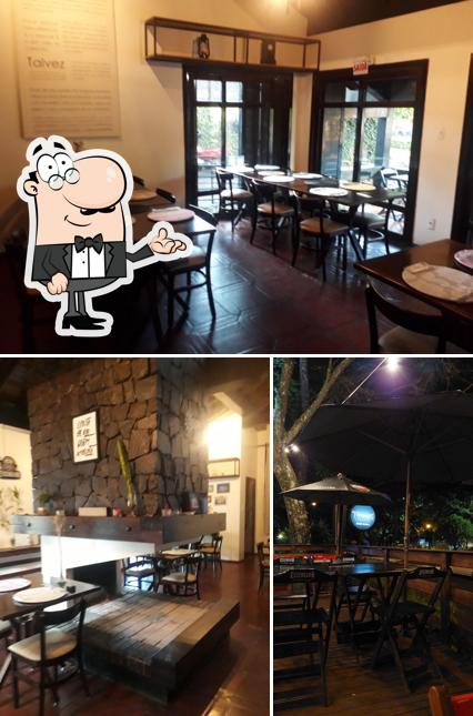 Sente em uma das mesas no Fornazzo Pizzaria