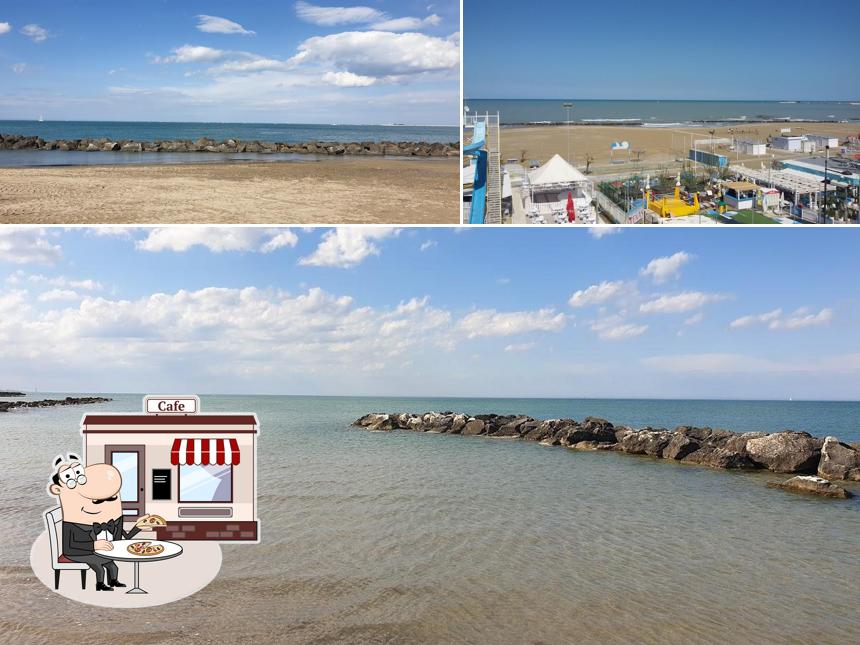 Puoi goderti l'aria fresca da seduto all'esterno di Alta Marea Beach Restaurant Rimini - Ristorante di Pesce e non solo