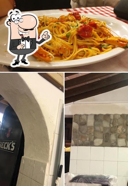 La immagine della esterno e cibo di Trattoria Pizzeria Il Vicoletto