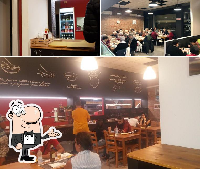 La foto di interni e bancone da bar da Spizzettiamo