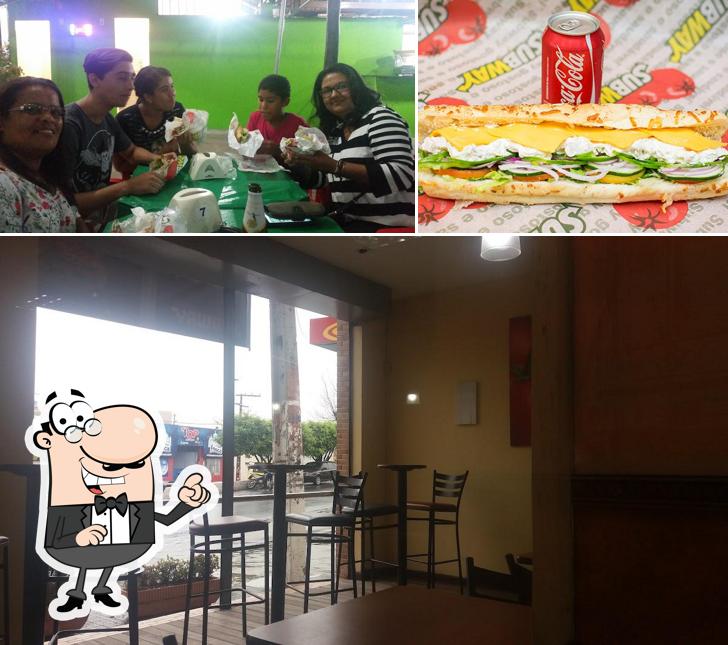Entre diferentes coisas, interior e bebida podem ser encontrados no Subway