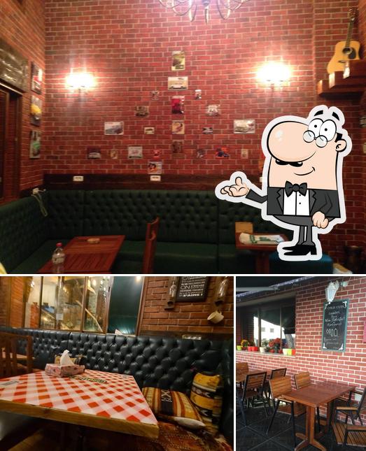 Installez-vous à l'une des tables de Goomba's Pizza
