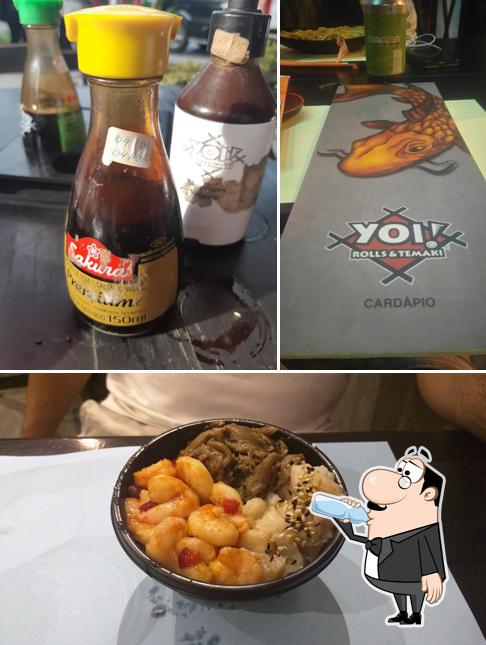 A foto da bebida e comida no Yoi! Roll's & Temaki