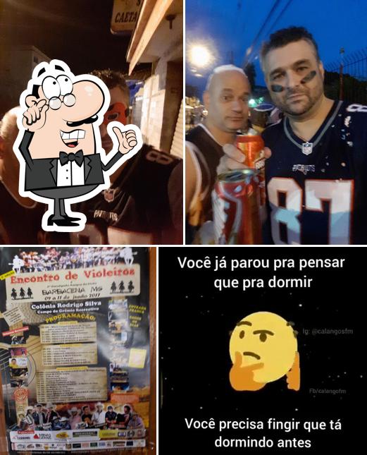 Sente em uma das mesas no Bar do Paulinho