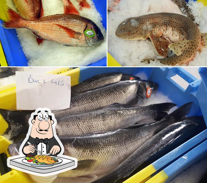 Les Viviers Quiberonnais Marée sert une sélection de plats à base de poissons