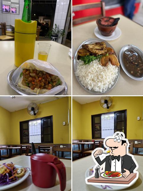 Dê uma olhada a imagem apresentando comida e interior no Adriano restaurante