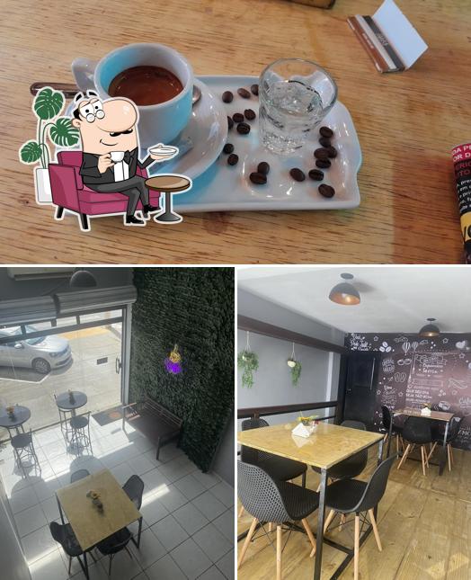 Entre diferentes coisas, interior e comida podem ser encontrados a O Capuccino Cafeteria