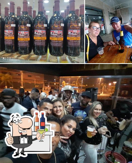 Entre diversos coisas, balcão de bar e álcool podem ser encontrados a Padaria Nova Aritana