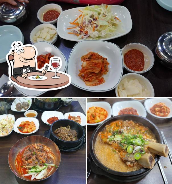 Food at 쌈싸먹는함흥냉면&왕갈비탕