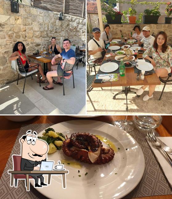 La foto della interni e cibo di Konoba Maestro