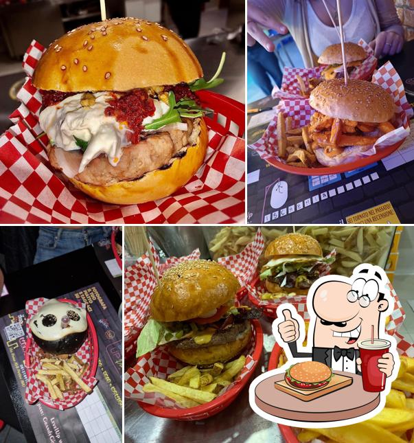 Prova un hamburger a Level Up Pub & Game