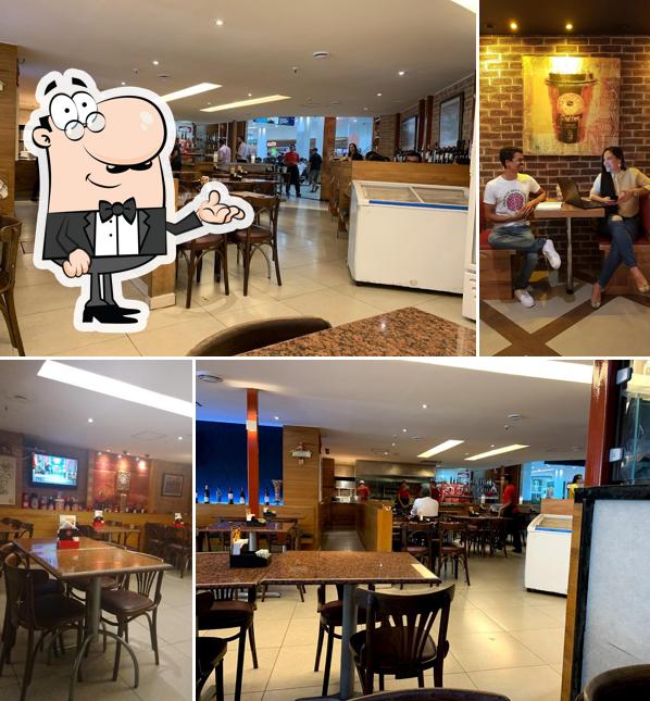 Sente em uma das mesas no Estação Downtown