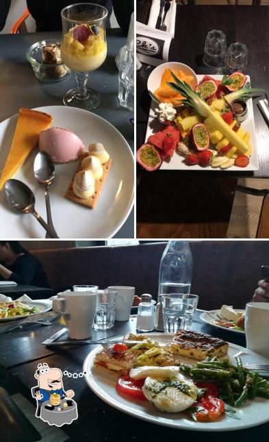 La nourriture et table à manger du restaurant