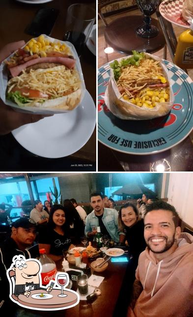 Entre diversos coisas, comida e balcão de bar podem ser encontrados no Temperarte