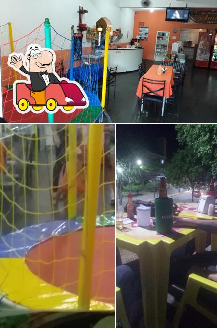A ilustração da área de lazer e mesa de jantar a Bar Da Aninha