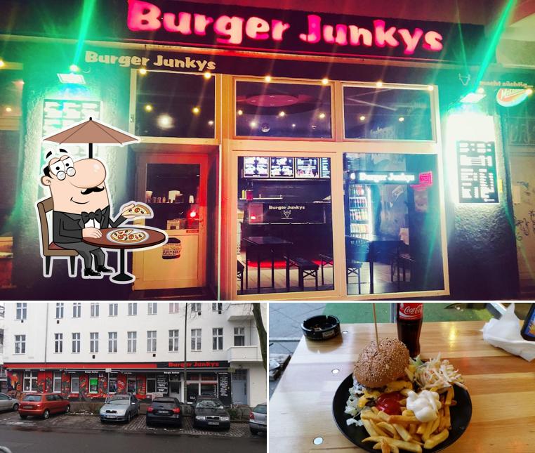 Jetez un coup d’oeil à l’image affichant la extérieur et nourriture concernant Burger Junkys