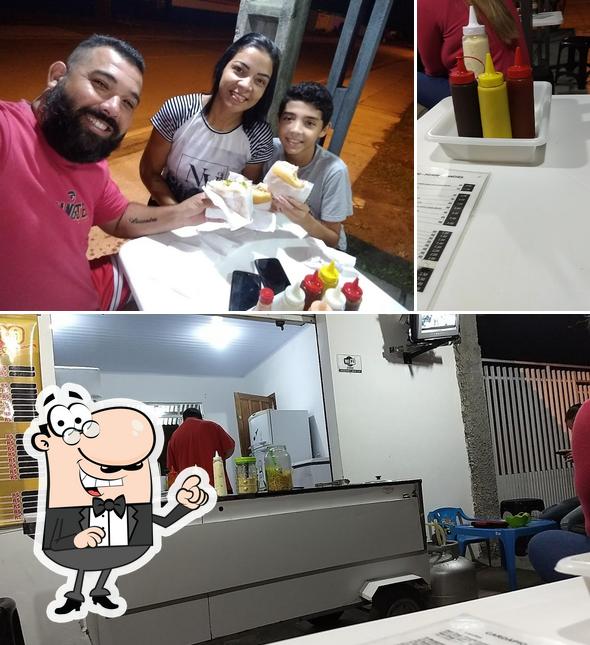 Entre diferentes coisas, interior e mesa de jantar podem ser encontrados no Pedrinho Lanches