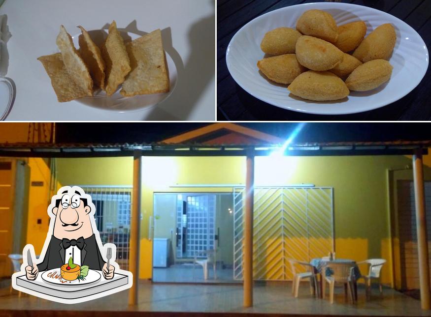 Entre diversos coisas, comida e interior podem ser encontrados no Pastel da Odete