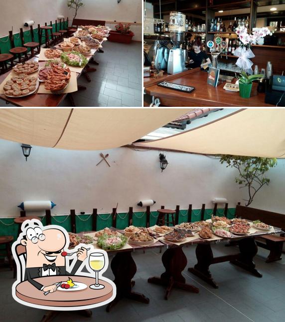 Questa è la foto che mostra la cibo e bancone da bar di Povea Ca'