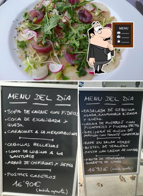 The image of Bar Restaurant Club Nàutic Ciutadella’s blackboard and food