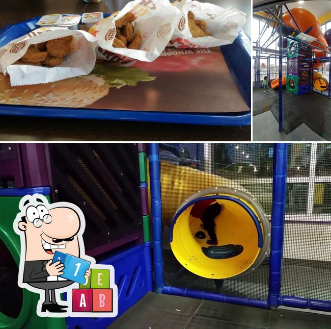 Изображение, на котором видны игровая площадка и еда в Burger King
