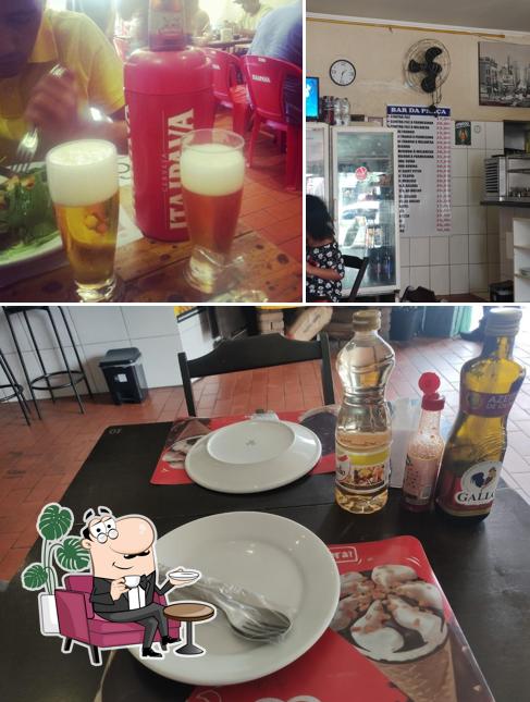 A imagem a Bar Da Praça’s interior e mesa de jantar